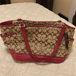 Coach medium red shoulder bag in canvas and pebble leather. Used condition.